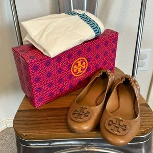 TORY BURCH Reva Ballet Flats w Signature Medallion Tan Pebbled Leather